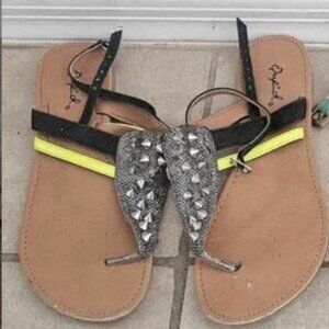 Qupid Black & Gray Sandals Size 7